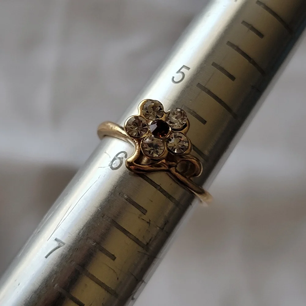 Flower Ring Gold Tone Rhinestone Gem